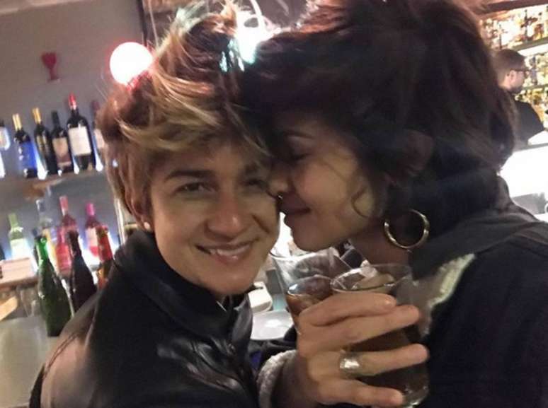 Nanda Costa publicou foto com sua namorada, a cantora Lan Lanh.