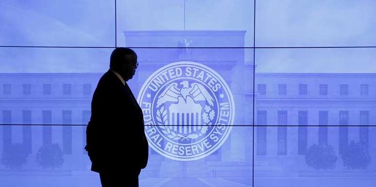 Homem passa por logo do Federal Reserve em Washington, Estados Unidos 16/03/2016 REUTERS/Kevin Lamarque