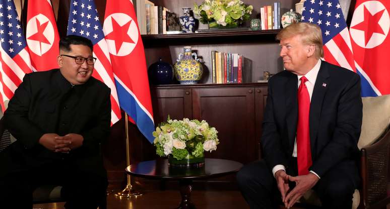 Líder norte-coreano, Kim Jong Un, e presidente dos EUA, Donald Trump em encontro histórico em Cingapura