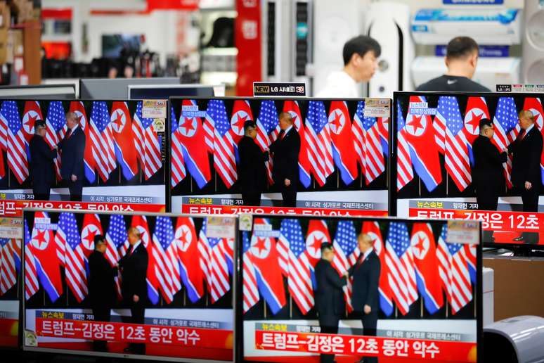 Televisores na Coreia do Sul com imagem da cúpula entre Trump e Kim 12/06/2018  REUTERS/Kim Hong-Ji