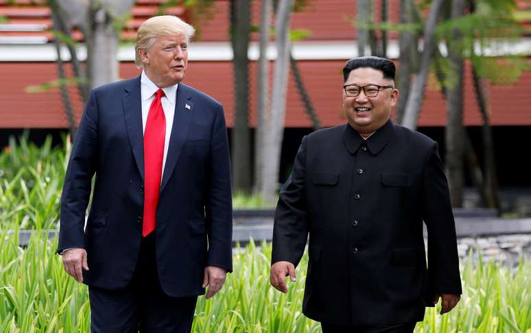 Presidente dos EUA, Donald Trump, e l&iacute;der norte-coreano, Kim Jong Un, caminham ap&oacute;s almo&ccedil;o em Cingapura 12/06/2018 REUTERS/Jonathan Ernst