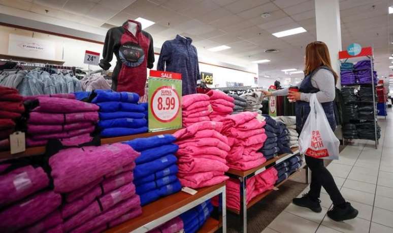 Consumidora faz compras em loja em Illinois, nos Estados Unidos  17/11/2017 REUTERS/Kamil Krzaczynski 