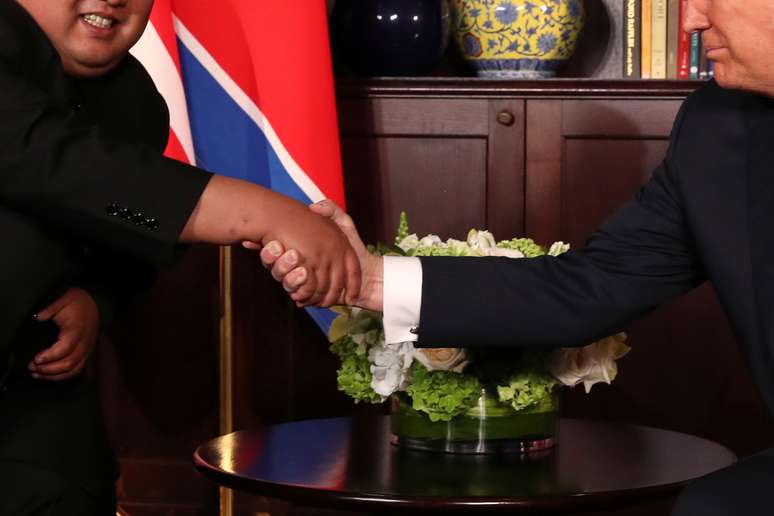 Aperto de mão do líder norte-coreano, Kim Jong Un, e presidente dos EUA, Donald Trump 12/06/2018 REUTERS/Jonathan Ernst