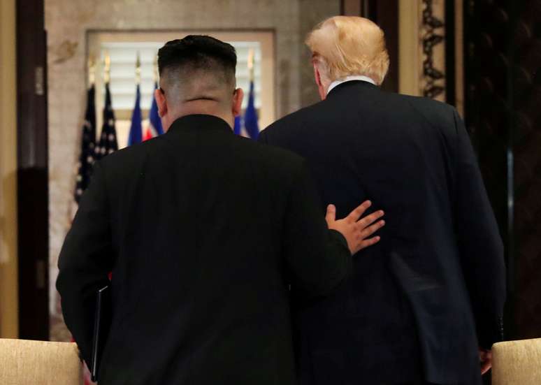 Presidente dos EUA, Donald Trump, e l&iacute;der da Coreia do Norte, Kim Jong Un, deixam local onde assinaram documentos
12/06/2018
REUTERS/Jonathan Ernst
