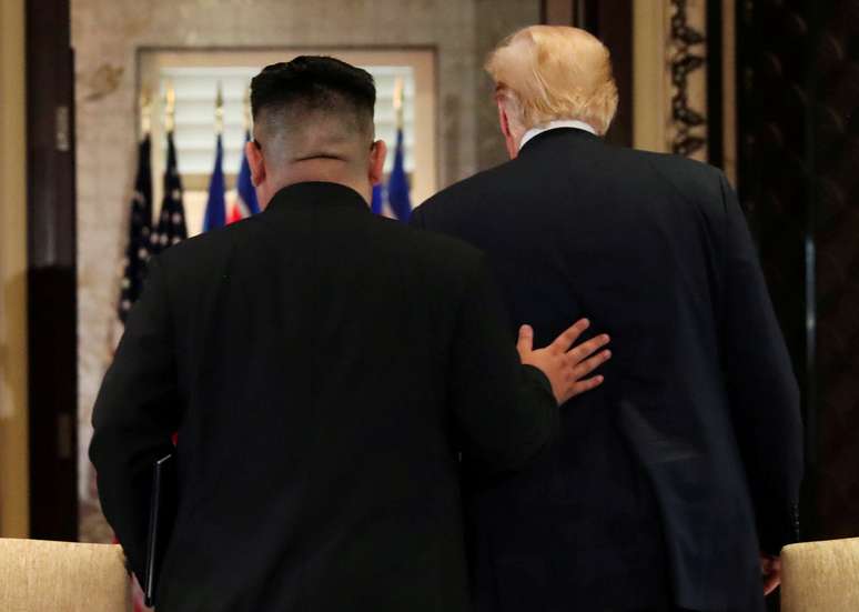 Presidente dos EUA, Donald Trump, e líder da Coreia do Norte, Kim Jong Un, deixam local onde assinaram documentos
12/06/2018
REUTERS/Jonathan Ernst