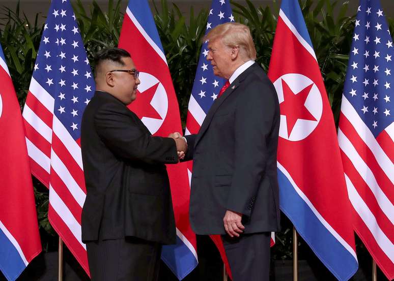 O presidente dos Estados Unidos, Donald Trump, e o l&iacute;der da Coreia do Norte, Kim Jong Un, se cumprimentam em Cingapura
12/06/2018
REUTERS/Jonathan Ernst