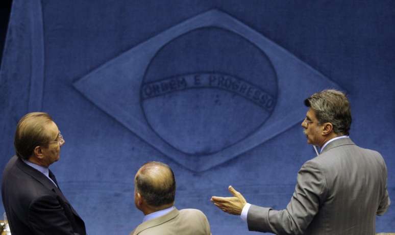 Senador José Agripino (DEM-RN), à esquerda, conversa com outros dois senadores
15/12/2009
REUTERS/Ricardo Moraes