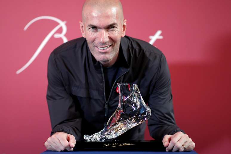 Zidane posa com chuteira de cristal em Paris
 12/6/2018    REUTERS/Benoit Tessier