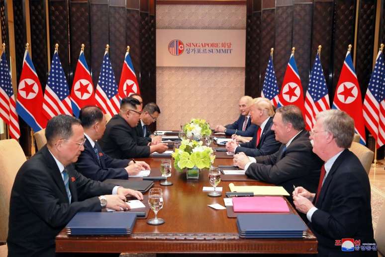 Presidente dos EUA, Donald Trump, e l&iacute;der da Coreia do Norte, Kim Jong Un, participam de reuni&atilde;o com outras autoridades, em Cingapura
12/06/2018
KCNA via REUTERS
