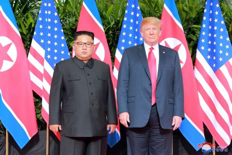 Presidente dos EUA, Donald Trump, e líder da Coreia do Norte, Kim Jong Un, posam para foto, em Cingapura
12/06/2018
KCNA via REUTERS