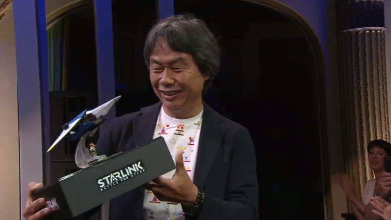 Miyamoto foi chamado em pessoa pelo CEo da Ubisoft para receber a primeira réplica do brinquedo. (Imagem: Ubisoft)