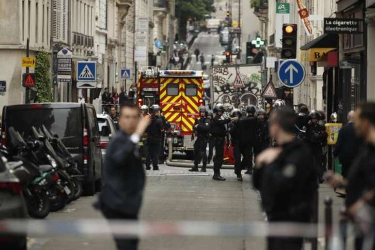 Homem armado faz pessoas reféns em Paris