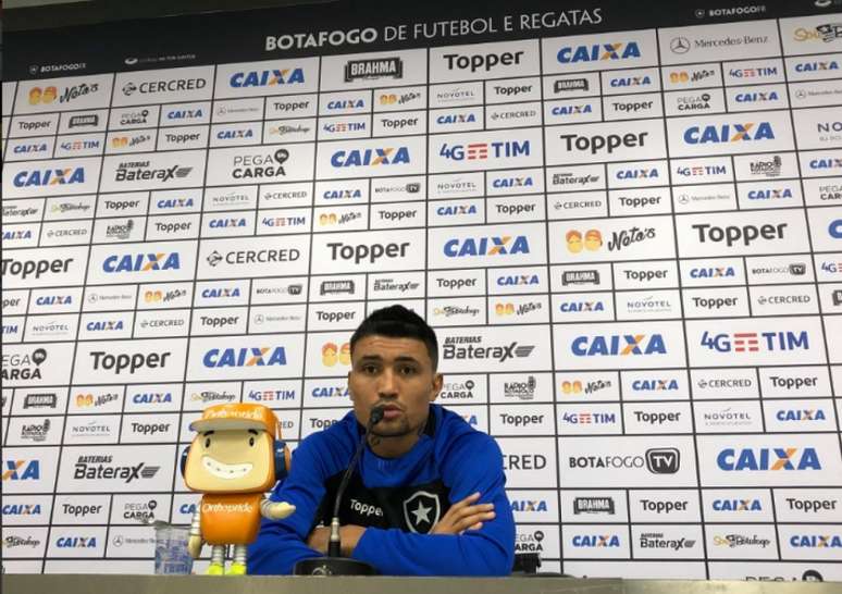 Kieza chegou ao Botafogo para ser a solução da grande área ofensiva (Foto: Reprodução / Twitter BFR)