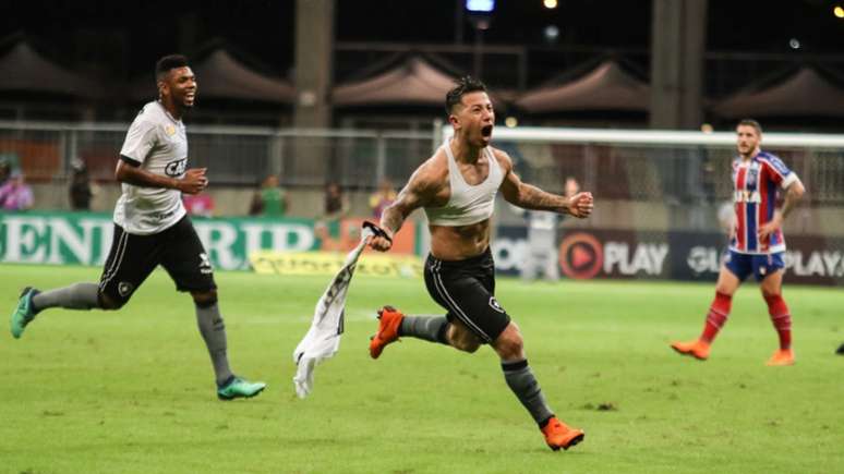 Valencia marcou de falta contra o Bahia, e comemorou de forma efusiva (Tiago Caldas/Fotoarena)