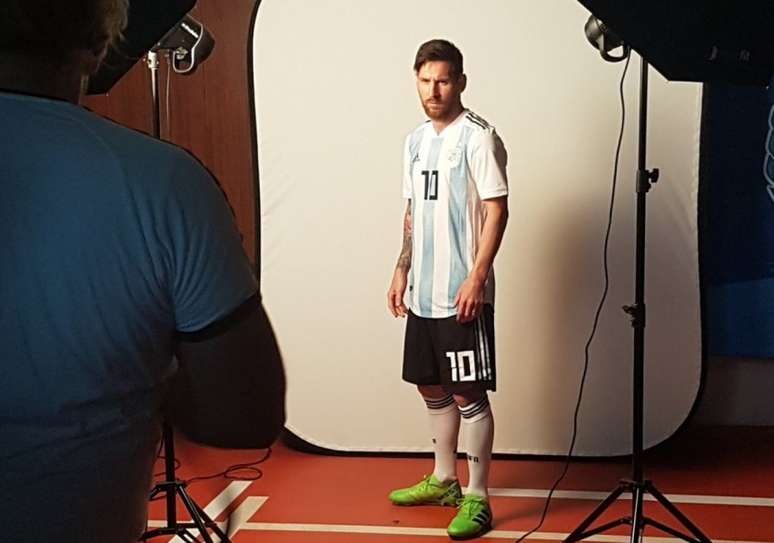 Messi fez cara de mau para as fotos oficiais da Fifa - FOTO: AFA