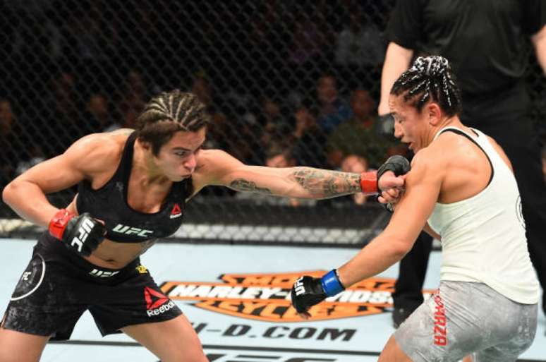 Esparza disparou sérias acusações contra a brasileira Claudinha Gadelha após a luta (Foto: Getty Images/UFC)