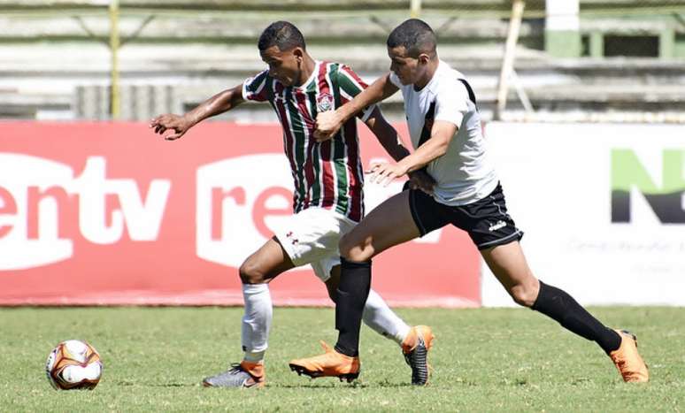 Zé Ricardo disputa bola com adversário vascaíno nas Laranjeiras (MAILSON SANTANA/FLUMINENSE FC.)