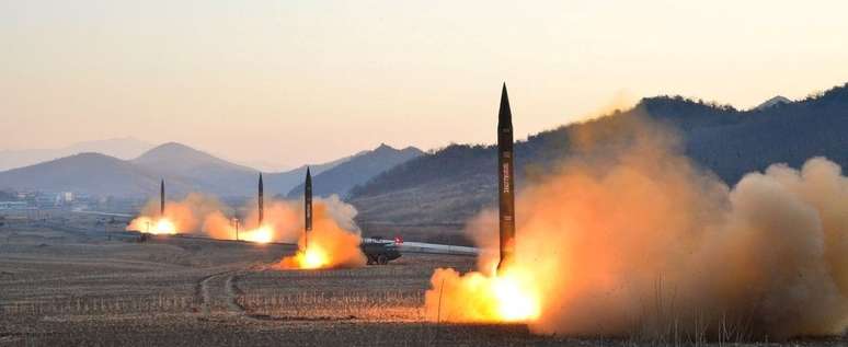 Imagem divulgada pela mídia oficial norte-coreana do lançamento de quatro mísseis