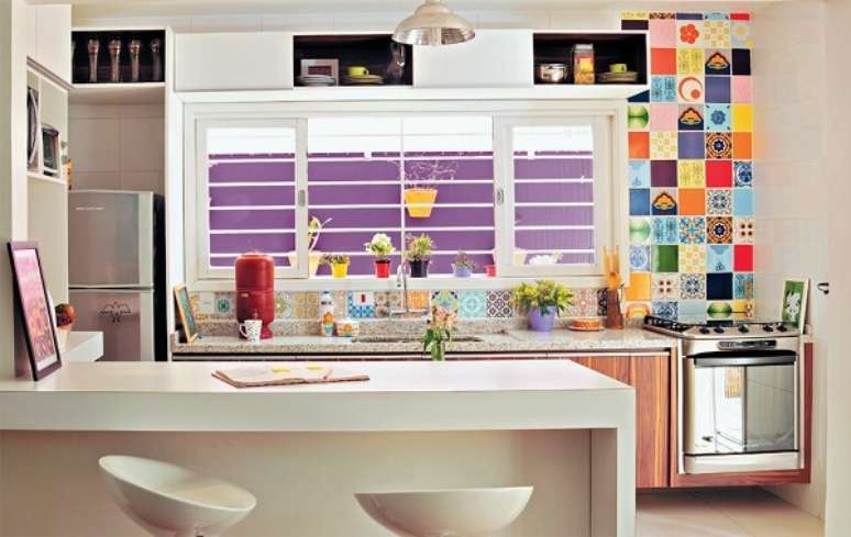 18 –Cores para parede neutra de cozinha contrastam com o revestimento colorido.