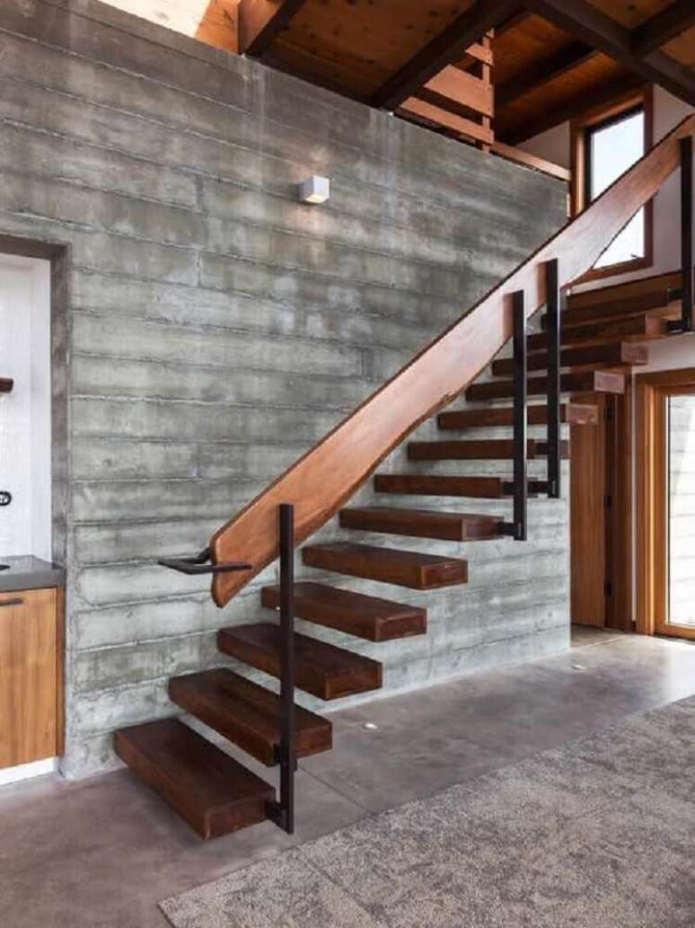 17. Escada de madeira simples com corrim&atilde;o largo de madeira