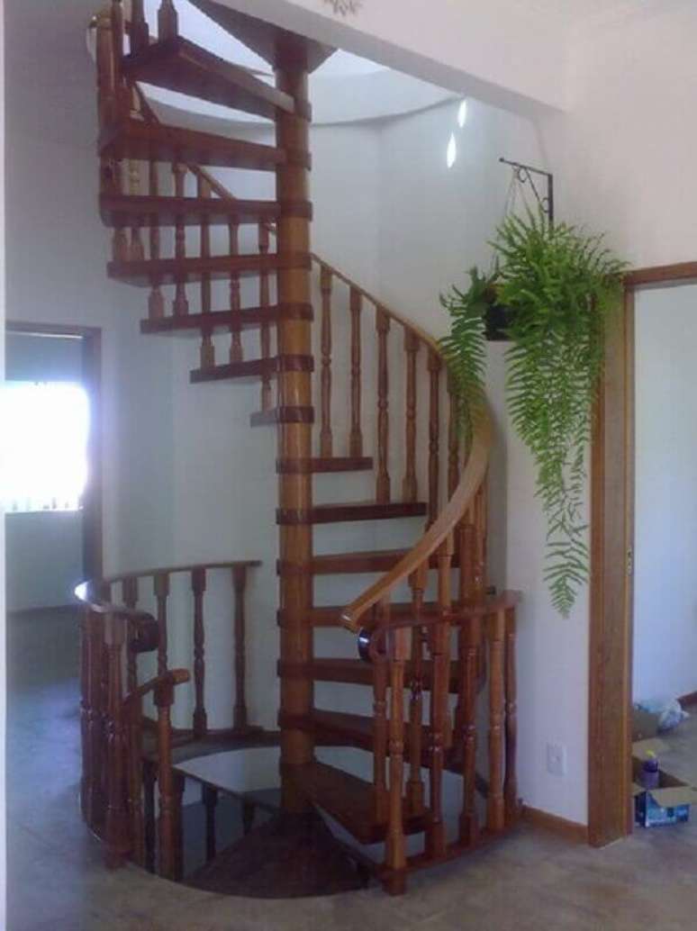 24. Modelo simples de escada caracol de madeira