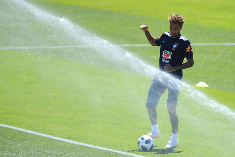 Neymar treina com bola com a Seleção em Sochi