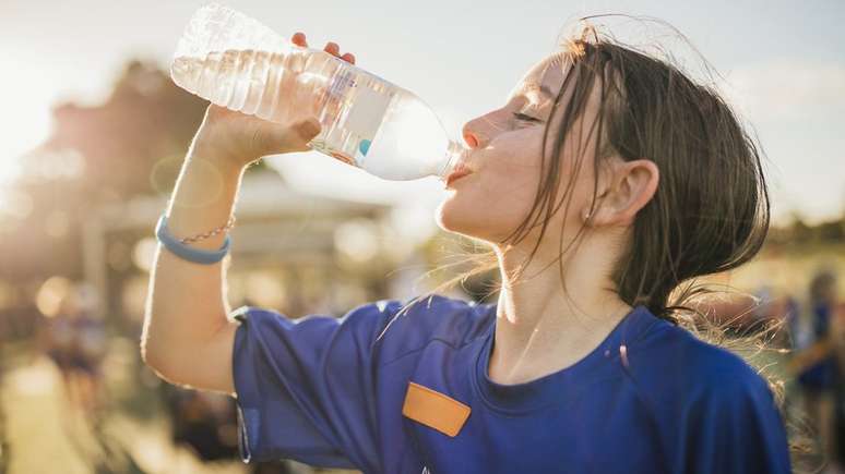 Especialistas recomendam beber pequenos goles de água antes e durante o exercício para reduzir as possibilidades de pontadas abdominais.