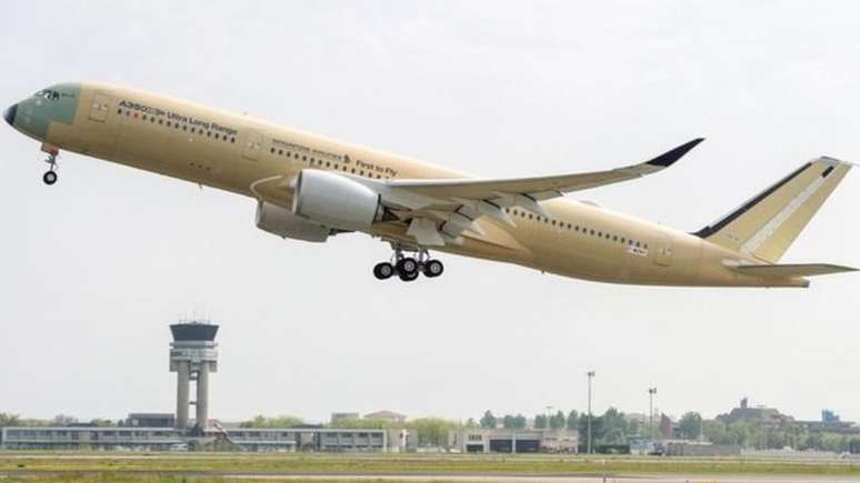 Avião A350-900 ULR da Singapore Airlines decola em seu primeiro voo teste