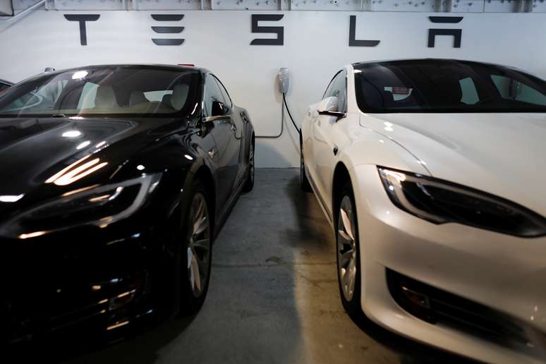 Tesla Model 3 são expostos em San Diego
 30/5/2018    REUTERS/Mike Blake 