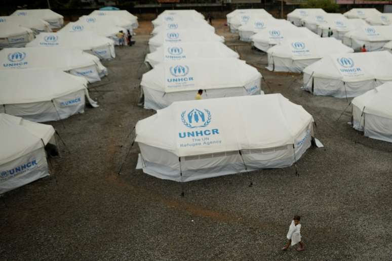 Venezuelanos caminham em meio a barracas da ag&ecirc;ncia para refugiados da ONU, em Bova Vista
03/05/2018
REUTERS/Ueslei Marcelino