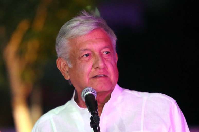 Andrés Manuel López Obrador faz pronunciamento ao chegar para terceiro debate entre candidatos à Presidência do México, em Mérida
13/06/2018 REUTERS/Lorenzo Hernandez 