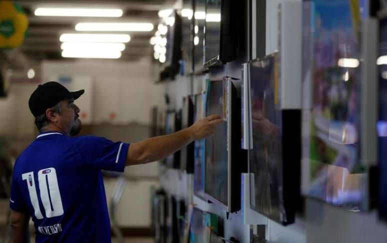 Homem checa preço de eletrônicos em loja em São Paulo
04/06/2018
REUTERS/Leonardo Benassatto
