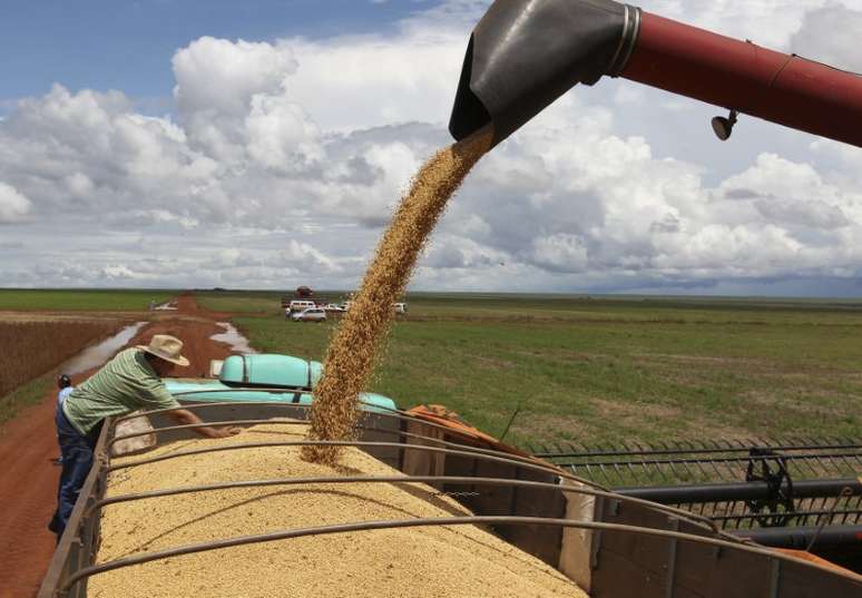 Caminhão sendo carregado com grãos de soja 
27/03/2012
REUTERS/Paulo Whitaker 