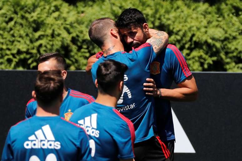 Sergio Ramos abraça Diego Costa em treino da Espanha
 11/6/2018         REUTERS/Stringer 