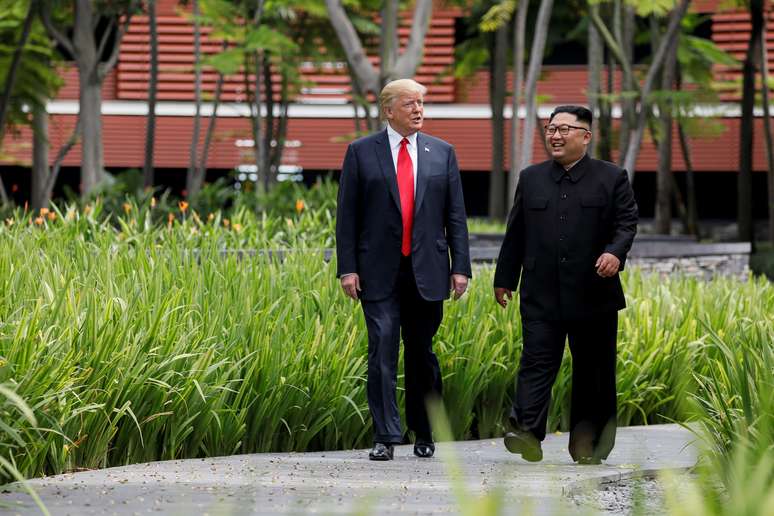 Trump e Kim caminham durante encontro em Cingapura