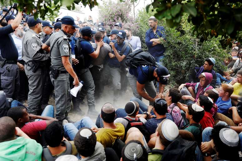 Forças de segurança israelenses com participantes palestinos de protesto 
12/06/2018
REUTERS/Ronen Zvulun 