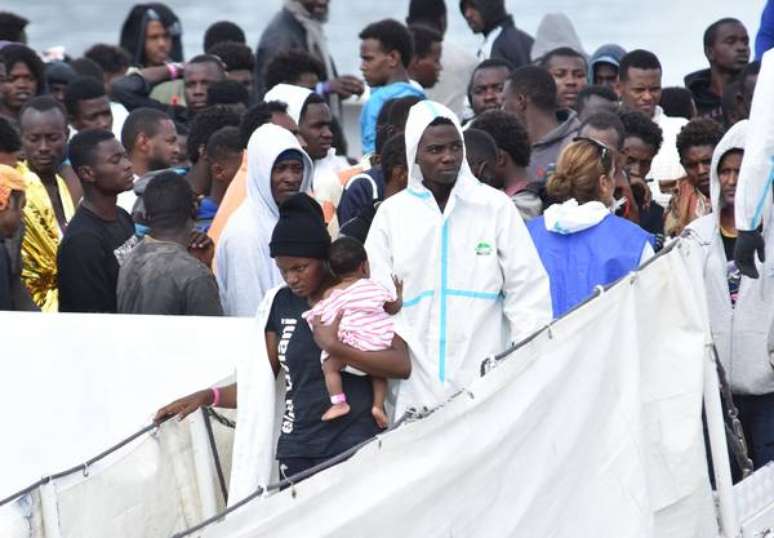 Após recusar navio, Itália recebe mil pessoas tiradas do mar