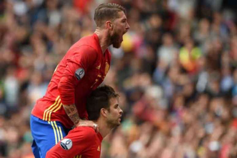 Sergio Ramos e Piqué pedem apoio da torcida após saída de Lopetegui (Foto: NICOLAS TUCAT / AFP)