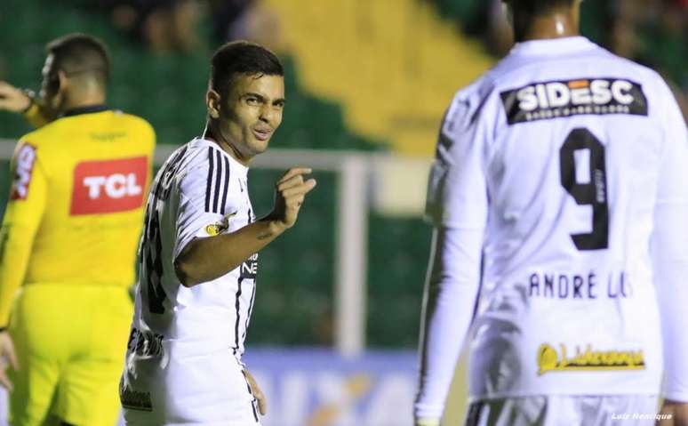 Renan Mota comemora vitória sobre o Sampaio Corrêa (Foto: Divulgação)