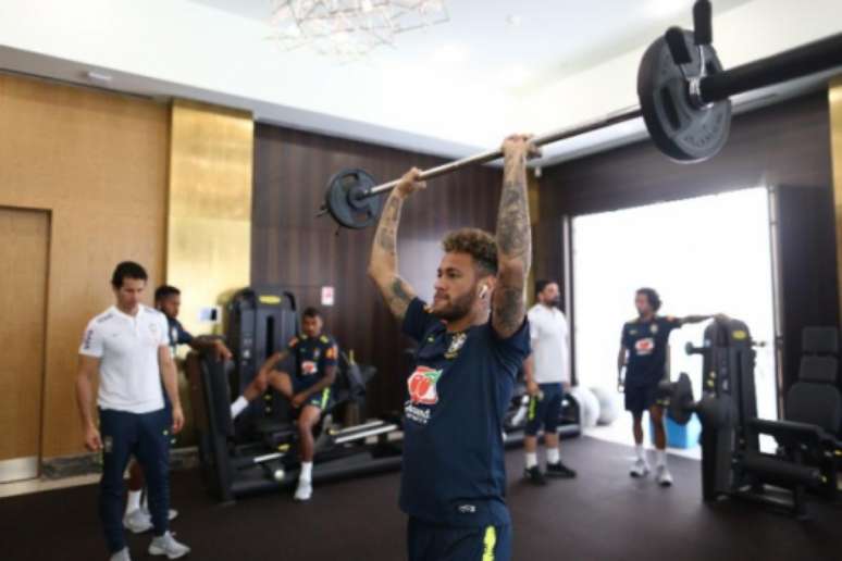 Neymar em treino no hotel da Seleção em Sochi