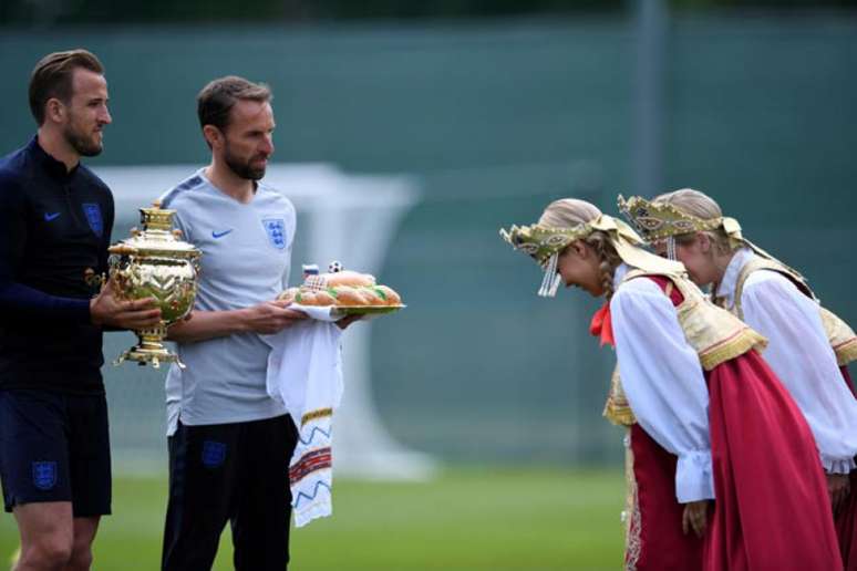 Southgate e Kane recebem presentes dos torcedores (Foto: Christophe Simon / AFP)