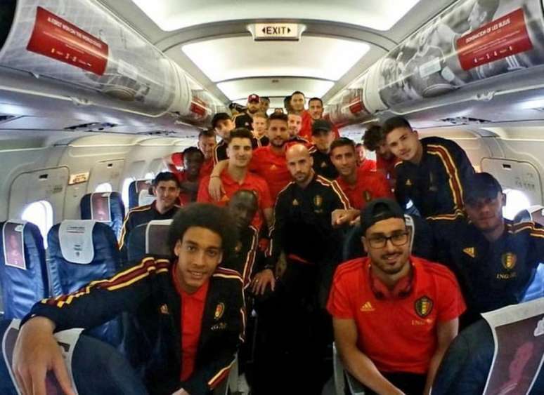 Seleção no avião rumo a Moscou (Foto: Reprodução / Twitter)