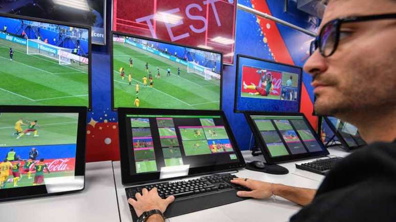 A sala do VAR que será utilizada durante os jogos da Copa do Mundo da Rússia (Foto: MLADEN ANTONOV / AFP)