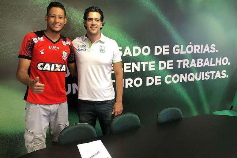 Thiago Valle ao lado do diretor de futebol da base do Coelho, Paulo Brack (Foto: Divulgação / América-MG)