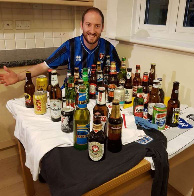 Gus Hully e a cerveja dos 32 países presentes na Copa do Mundo (Foto: Reprodução/Mirror)