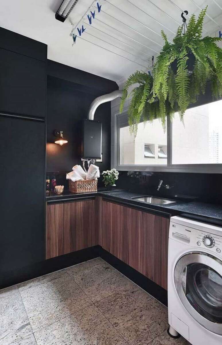 15. Cozinha preta com granito na bancada e armários de madeira, deixando o ambiente mais aconchegante