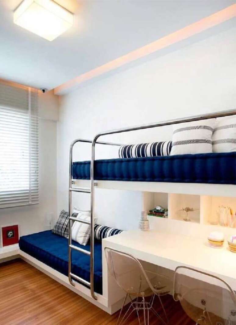 21. A escada de metal do beliche com escrivaninha trouxe mais modernidade ao quarto.