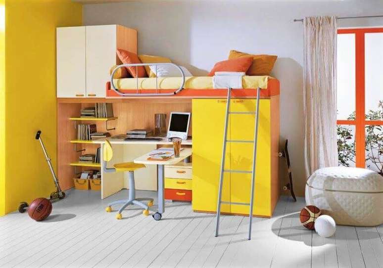 51. A decoração deste quarto ficou bem colorida graças as cores inseridas no beliche com escrivaninha e armário