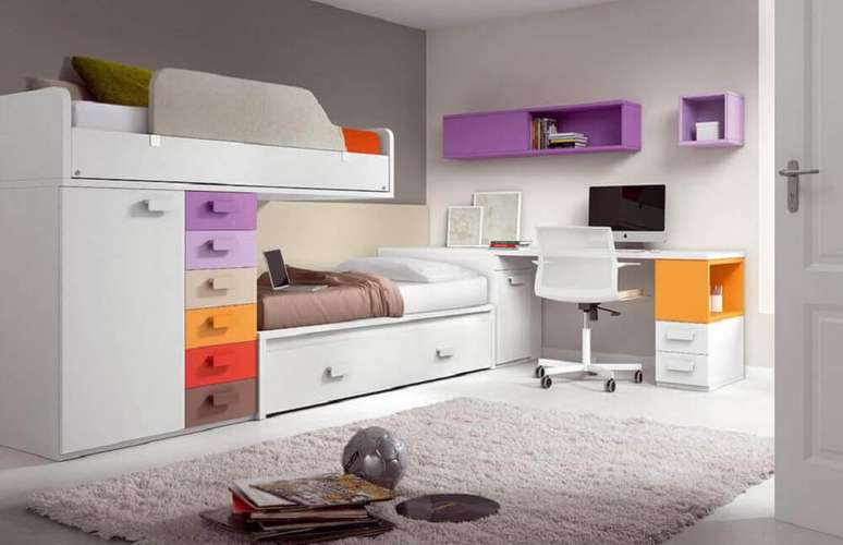 3. Há modelos de beliches com escrivaninha que vem com muitas gavetas, excelente para organizar o quarto.
