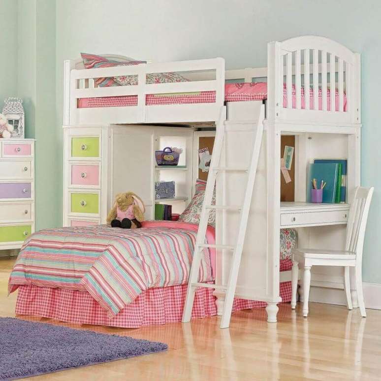 32. O quarto de menina decoração com um beliche com escrivaninha embaixo e gavetas coloridas